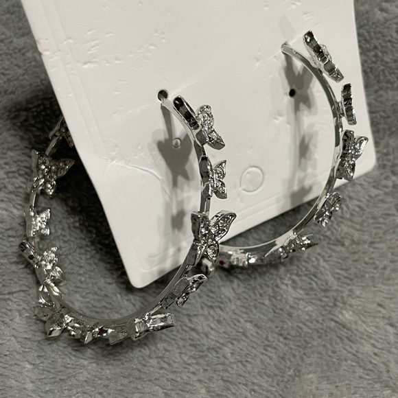Sparkly butterfly hoop earrings - Picture 5 of 5